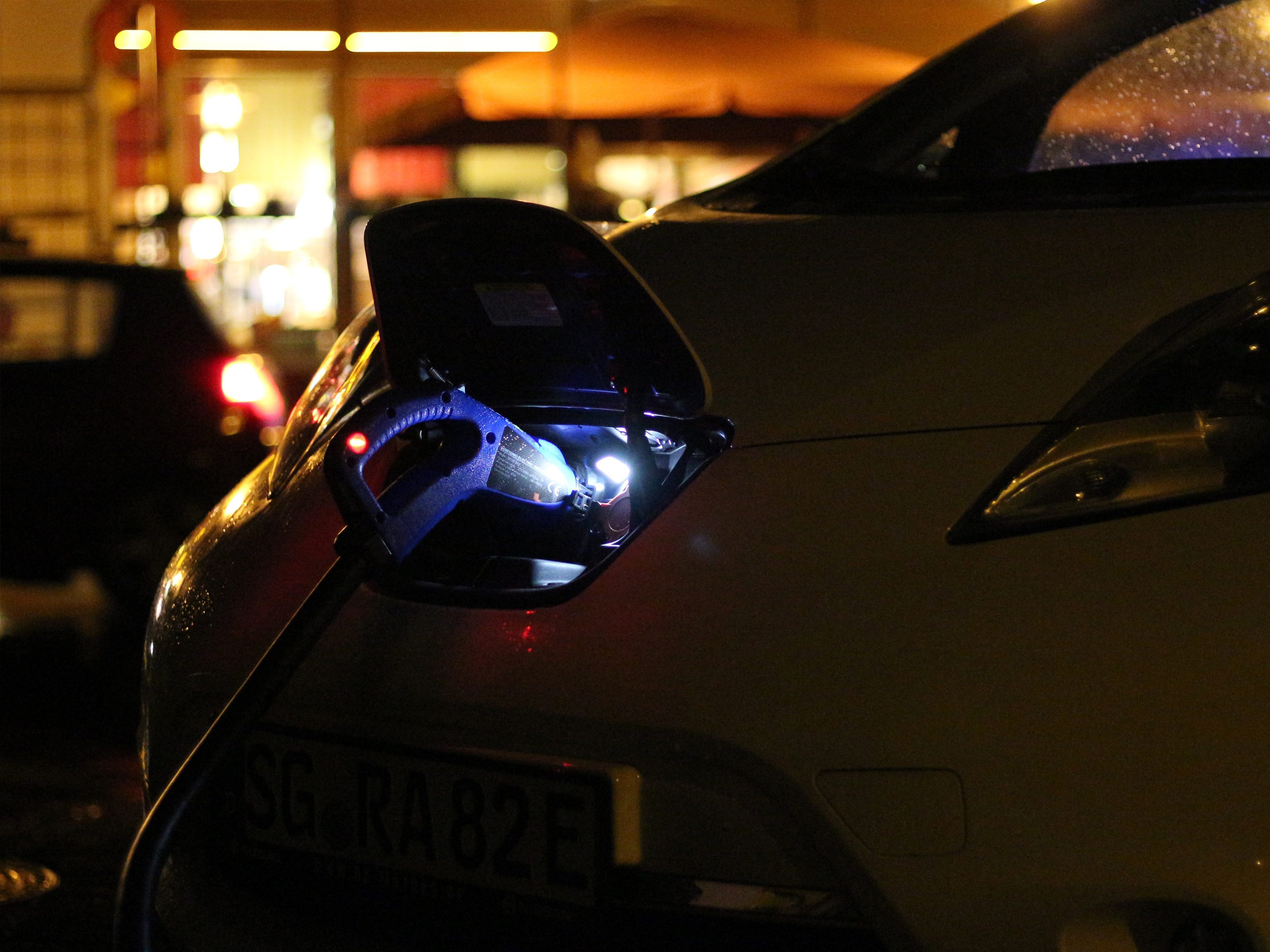 Nissan Leaf an der Ladesäule bei Nacht